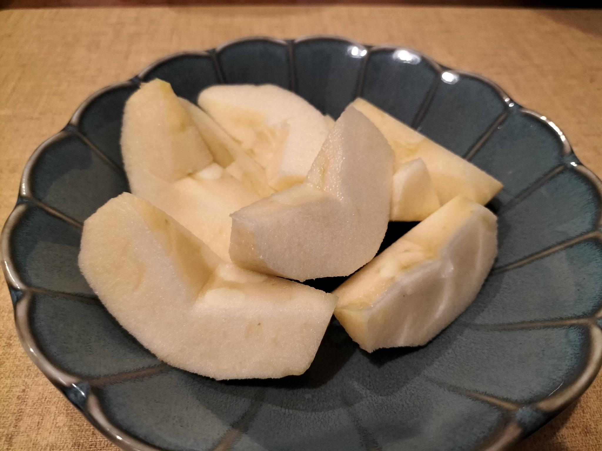 今日の晩御飯献立「うなぎの蒲焼き」:デザートのリンゴ