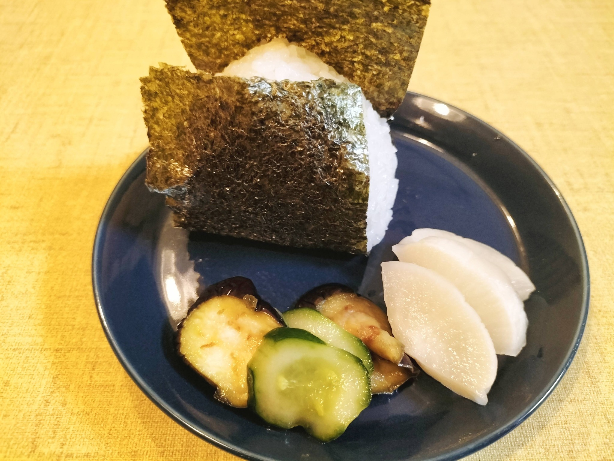 おにぎりと漬物