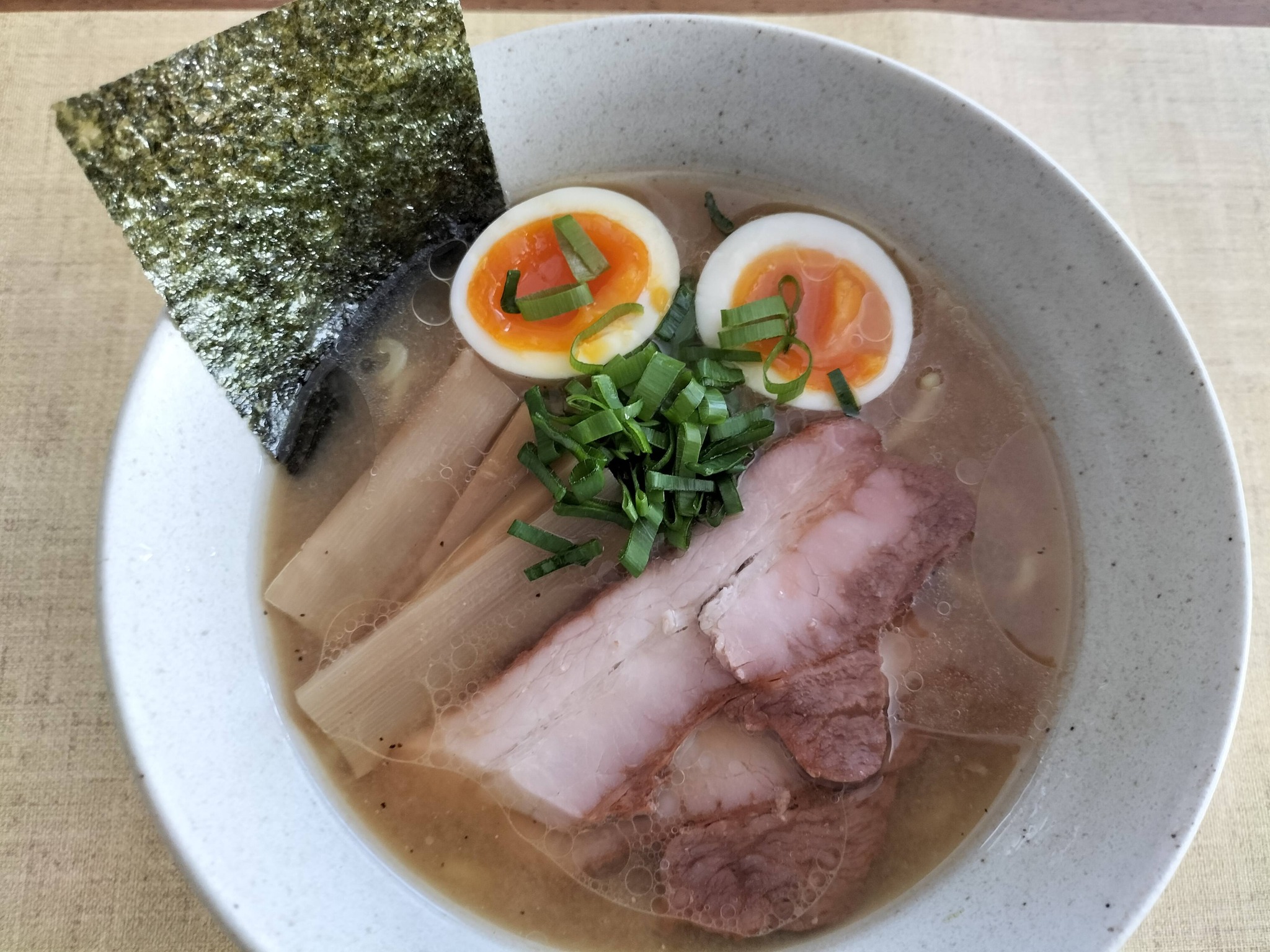 出来上がった白樺山荘の生ラーメン