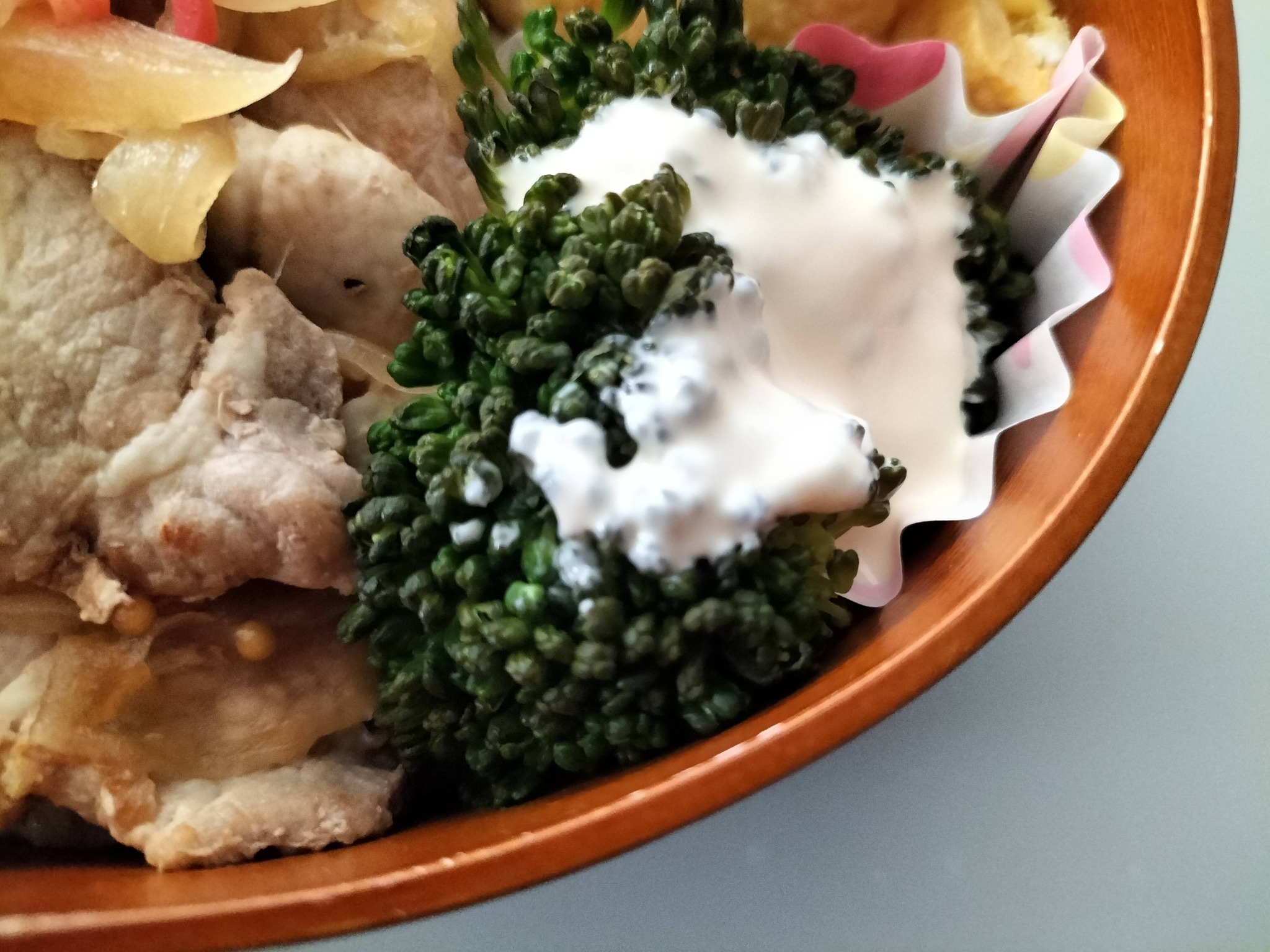 簡単豚丼のお弁当：ブロッコリーのサラダ