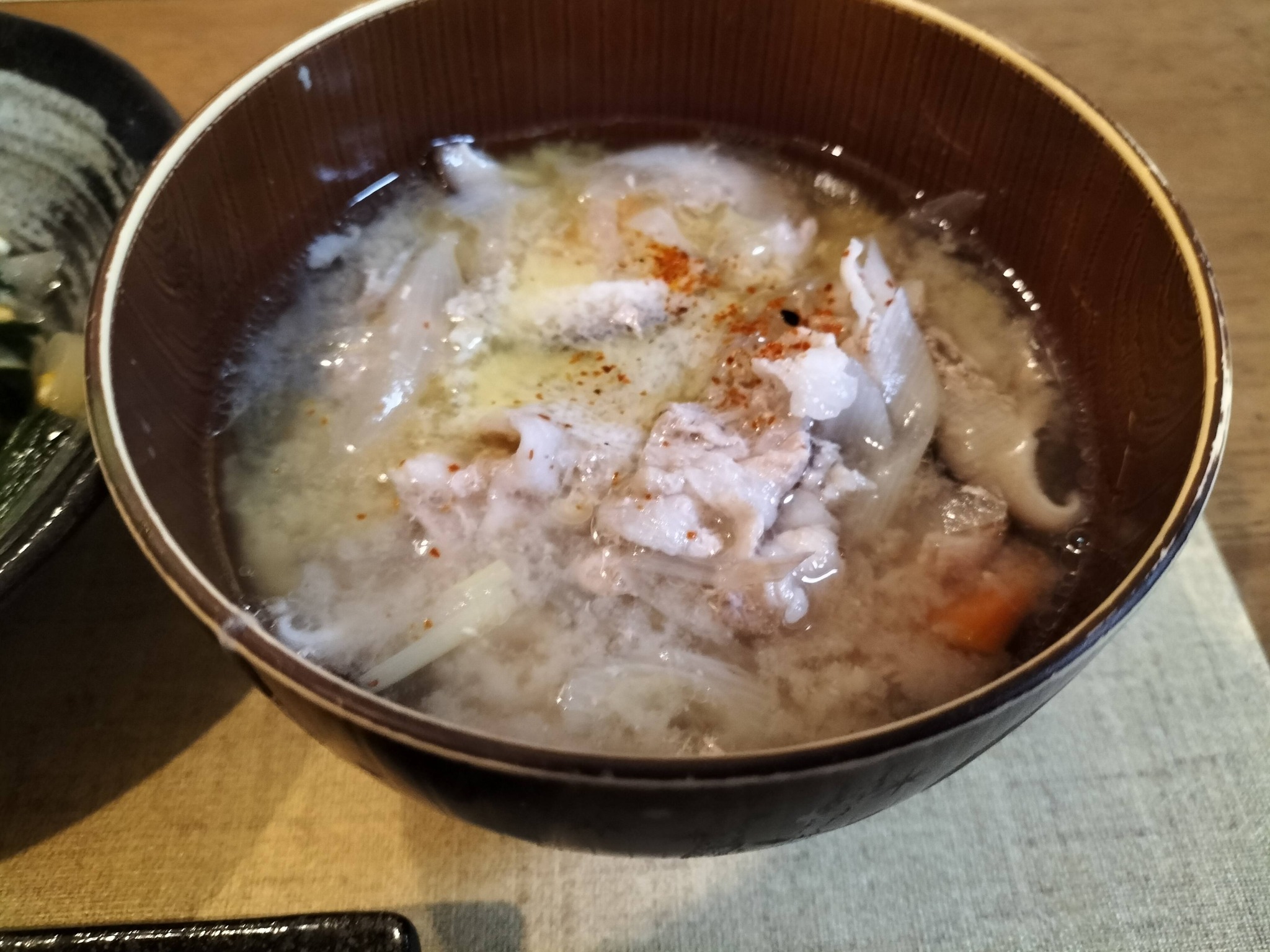 鰊の塩焼きとニラた玉、豚汁の献立：豚汁