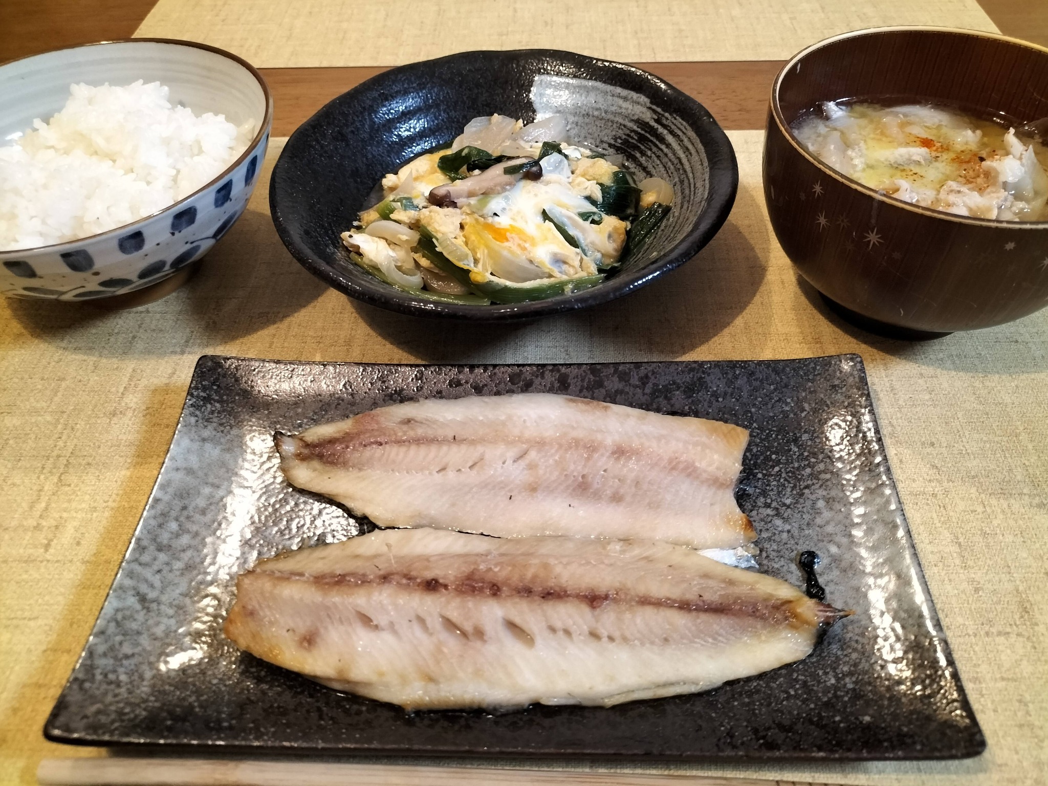 鰊の塩焼きとニラた玉、豚汁の献立