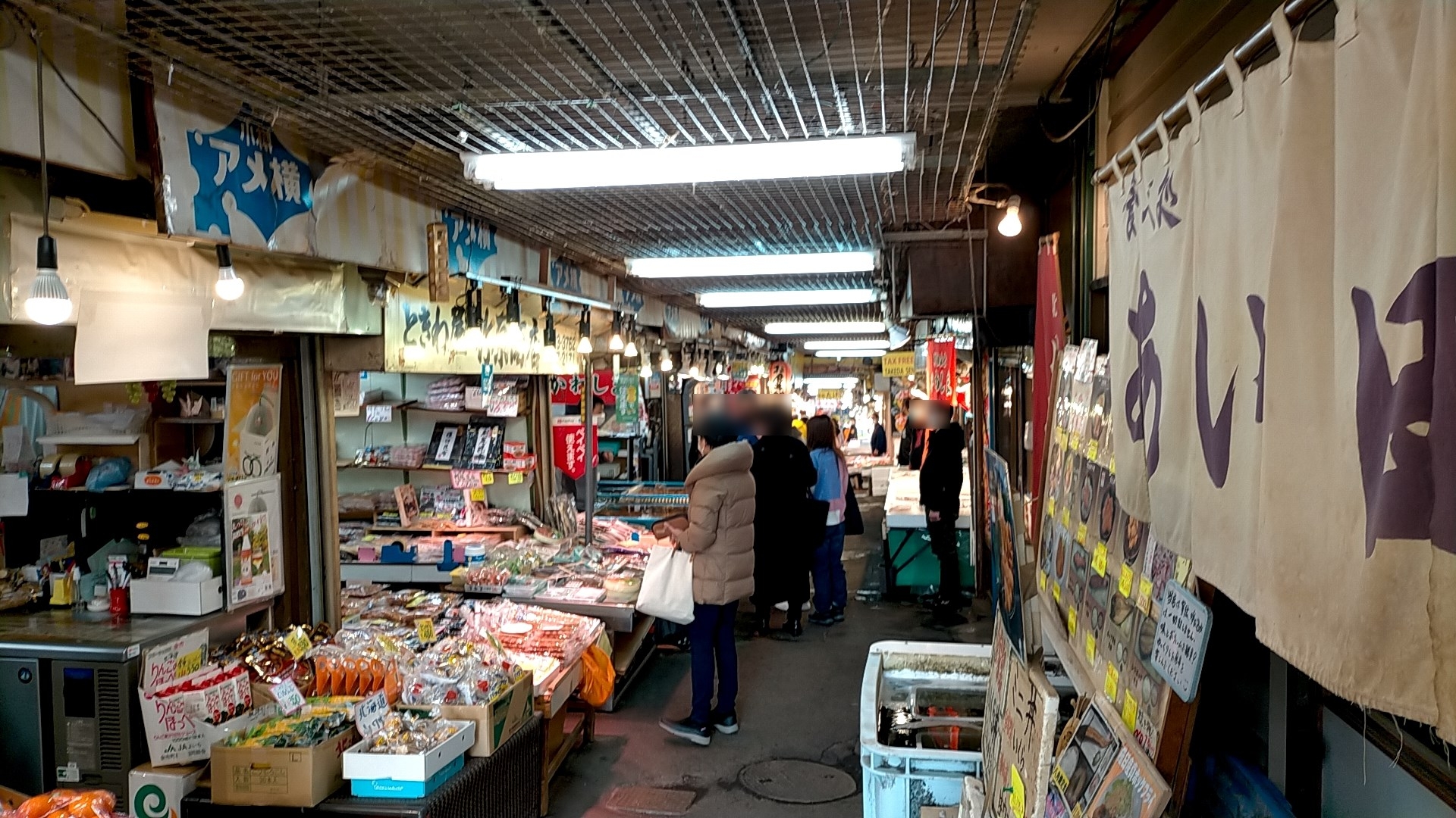 三角市場店内