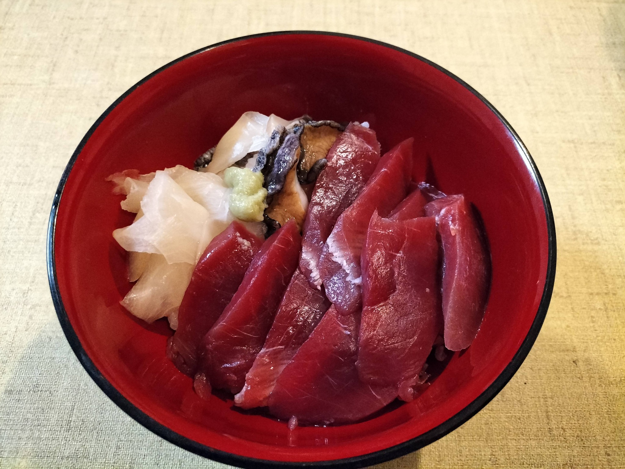 マグロとアワビの海鮮丼