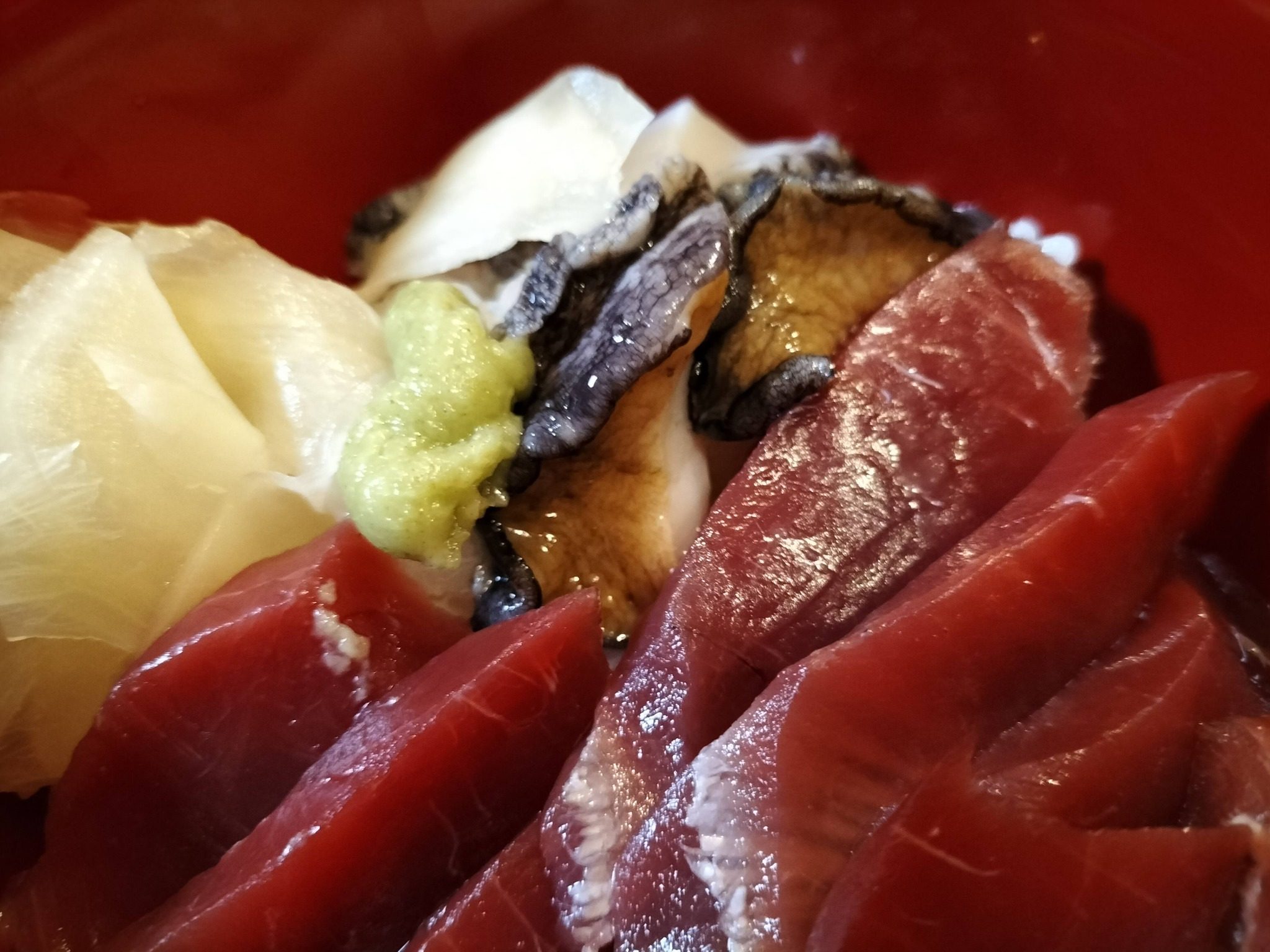 今日の海鮮丼のネタのマグロとアワビ