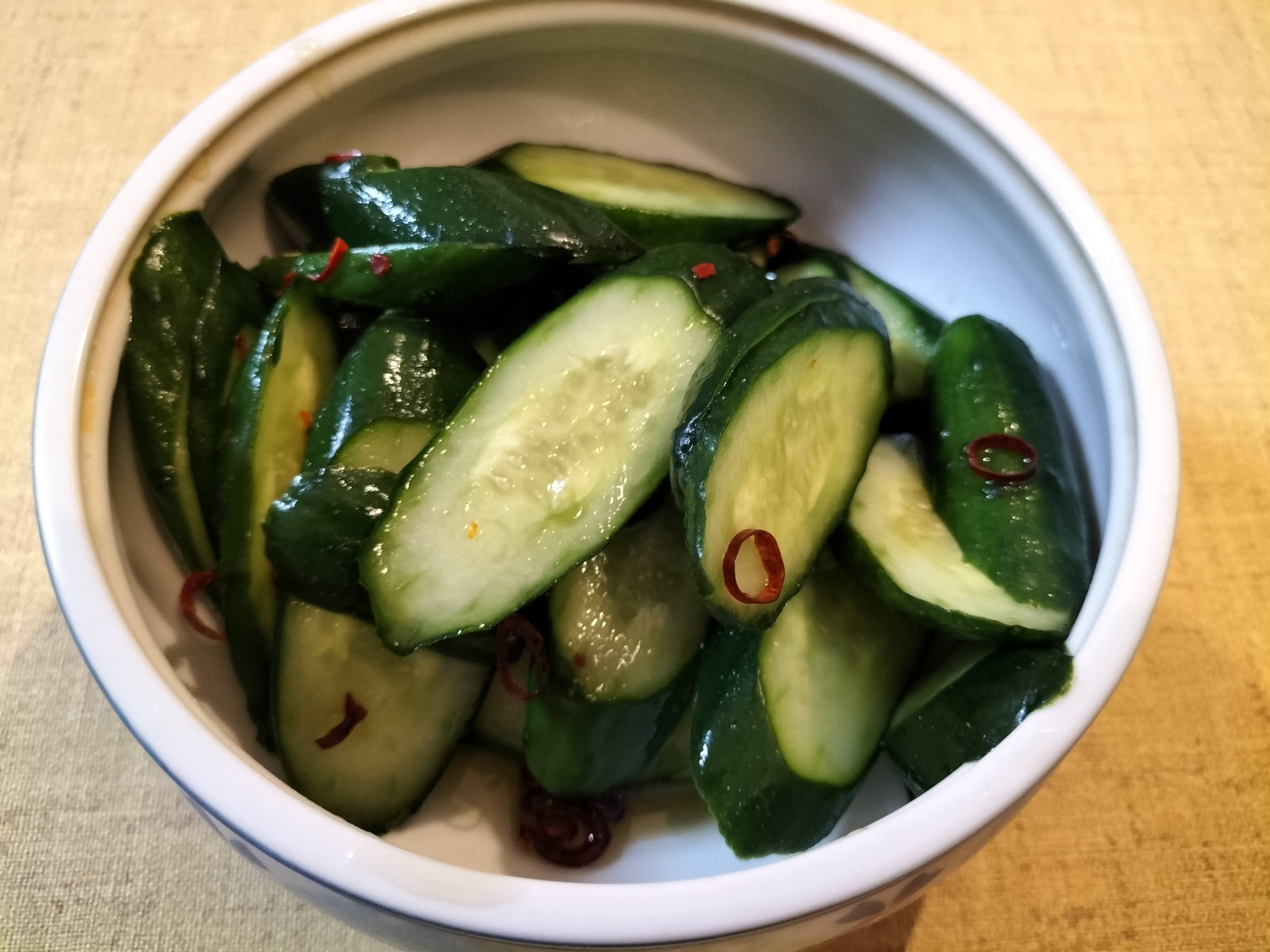 海鮮丼 付け合わせ 野菜:きゅうりの漬物