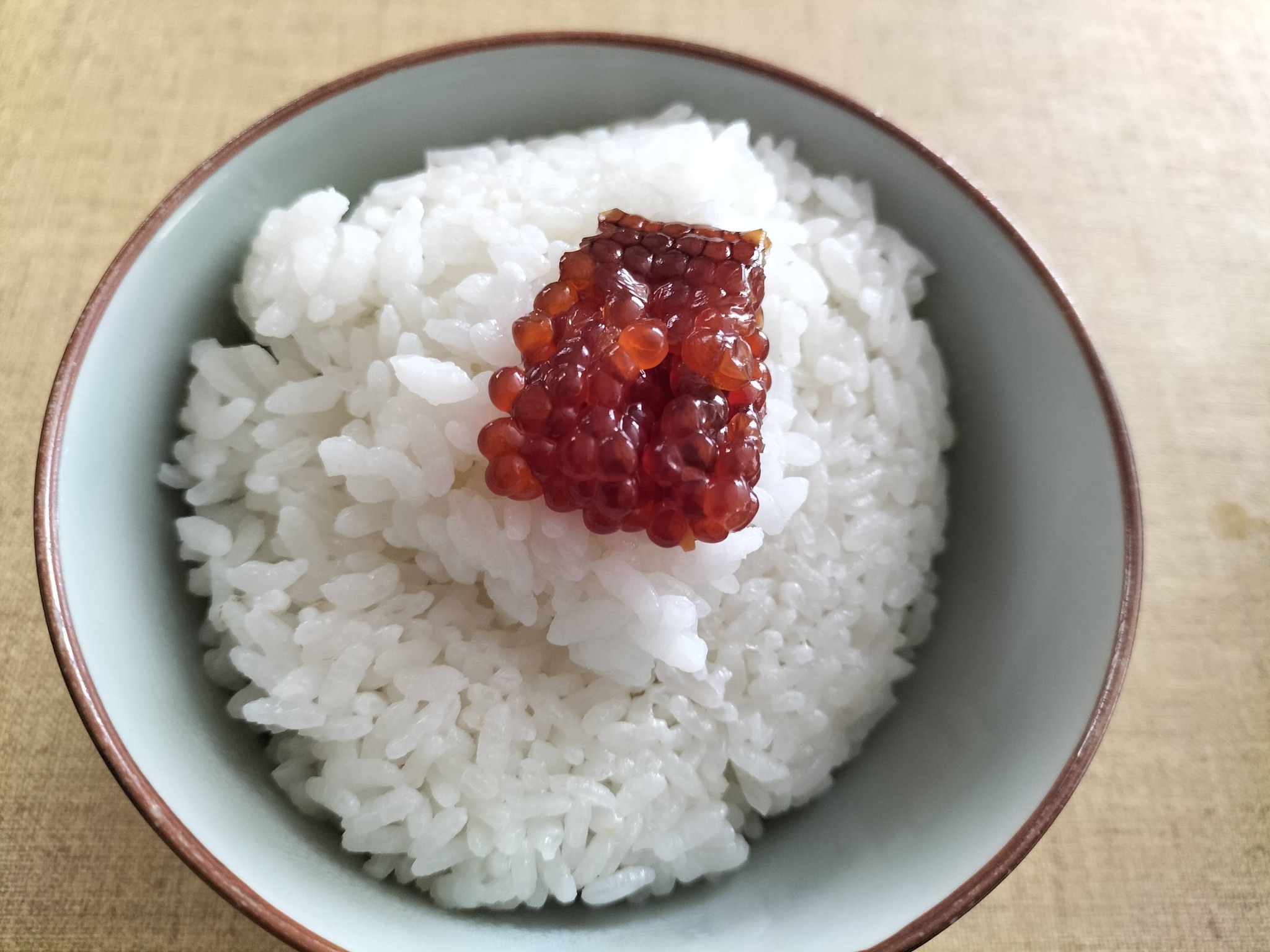 朝ごはんの筋子をトッピングしたご飯