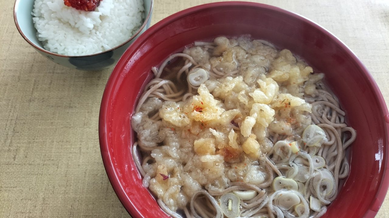 朝ごはんの蕎麦と筋子をトッピングしたご飯
