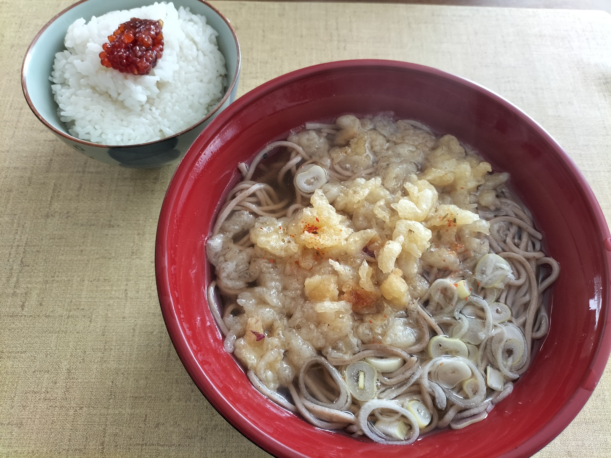 朝ごはんの蕎麦と筋子をトッピングしたご飯