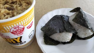 カップラーメンとおにぎりの朝ご飯