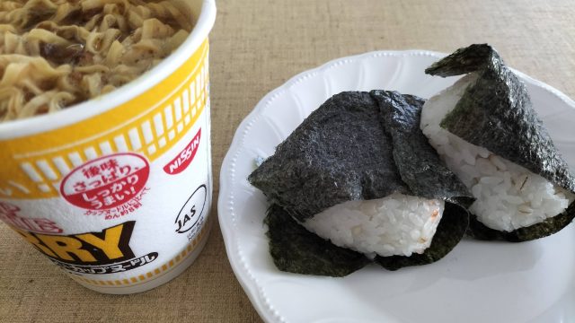 カップラーメンとおにぎりの朝ご飯