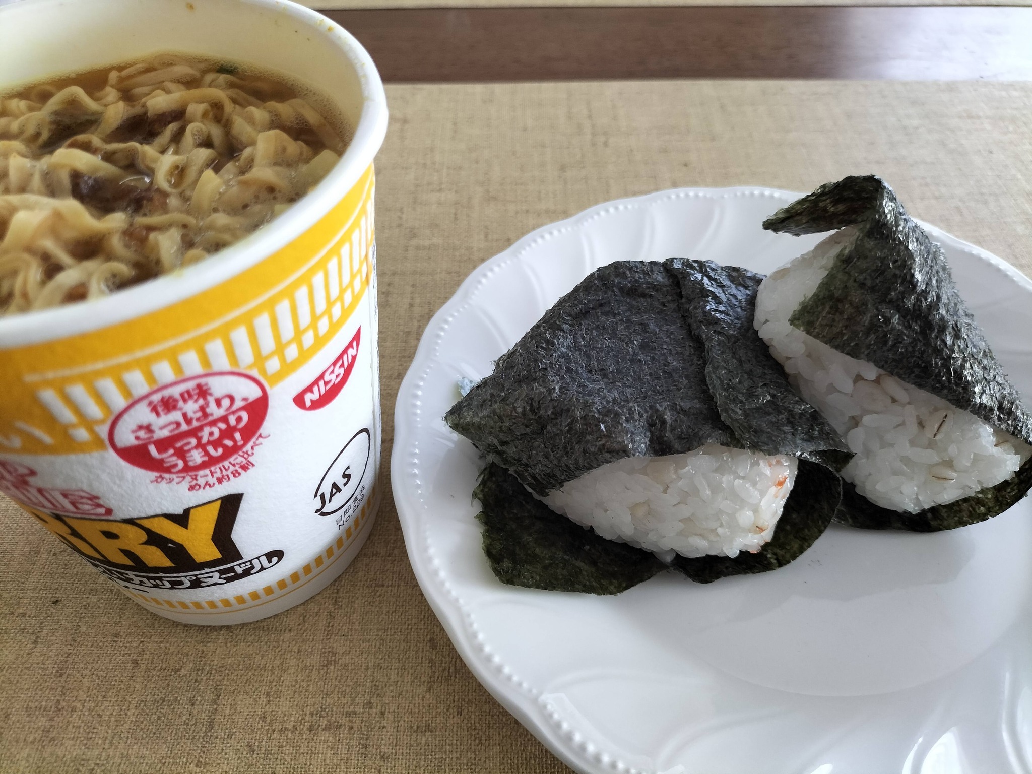 カップラーメンとおにぎりの朝ご飯