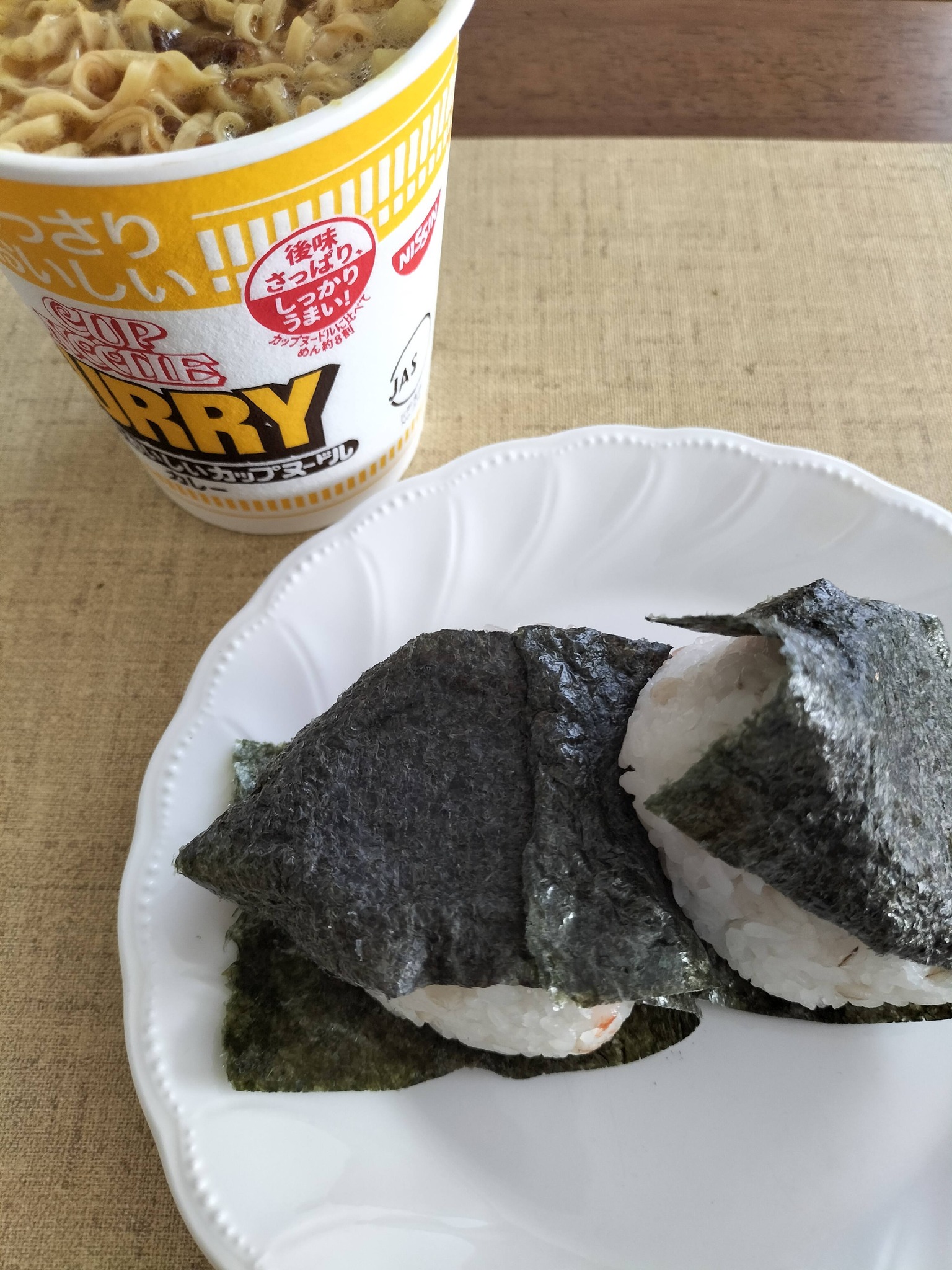 カップラーメンとおにぎりの朝ご飯2