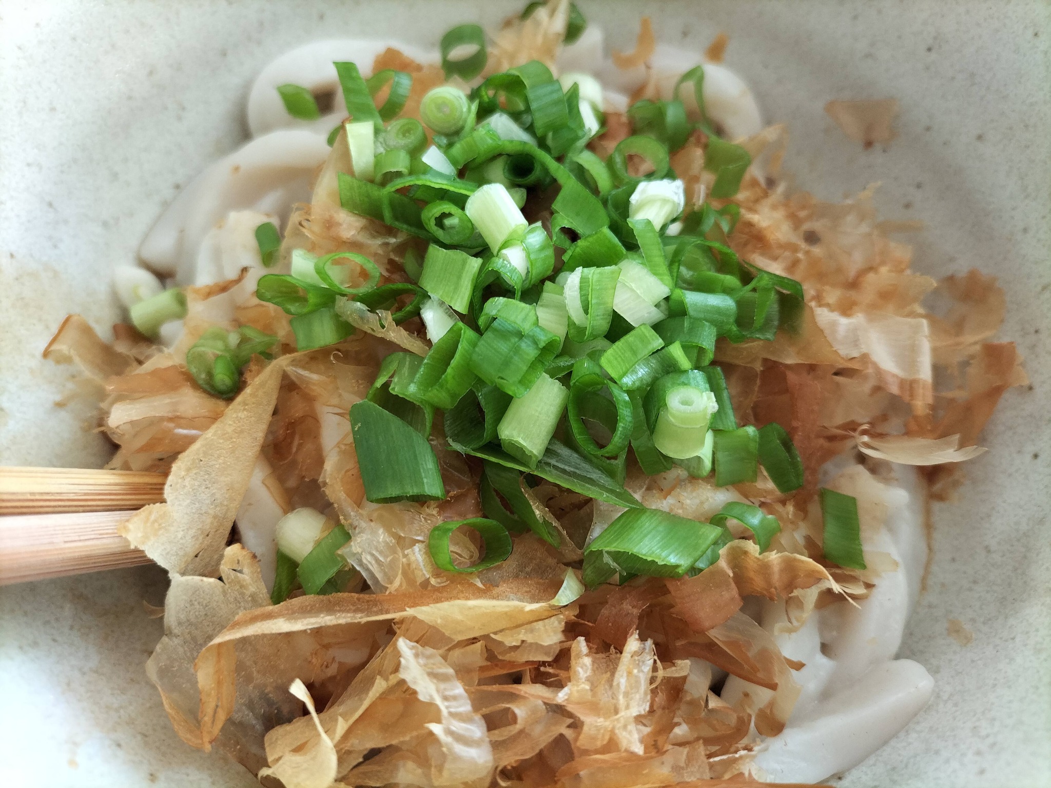鰹節とたっぷりの子ネギをトッピングした伊勢うどん