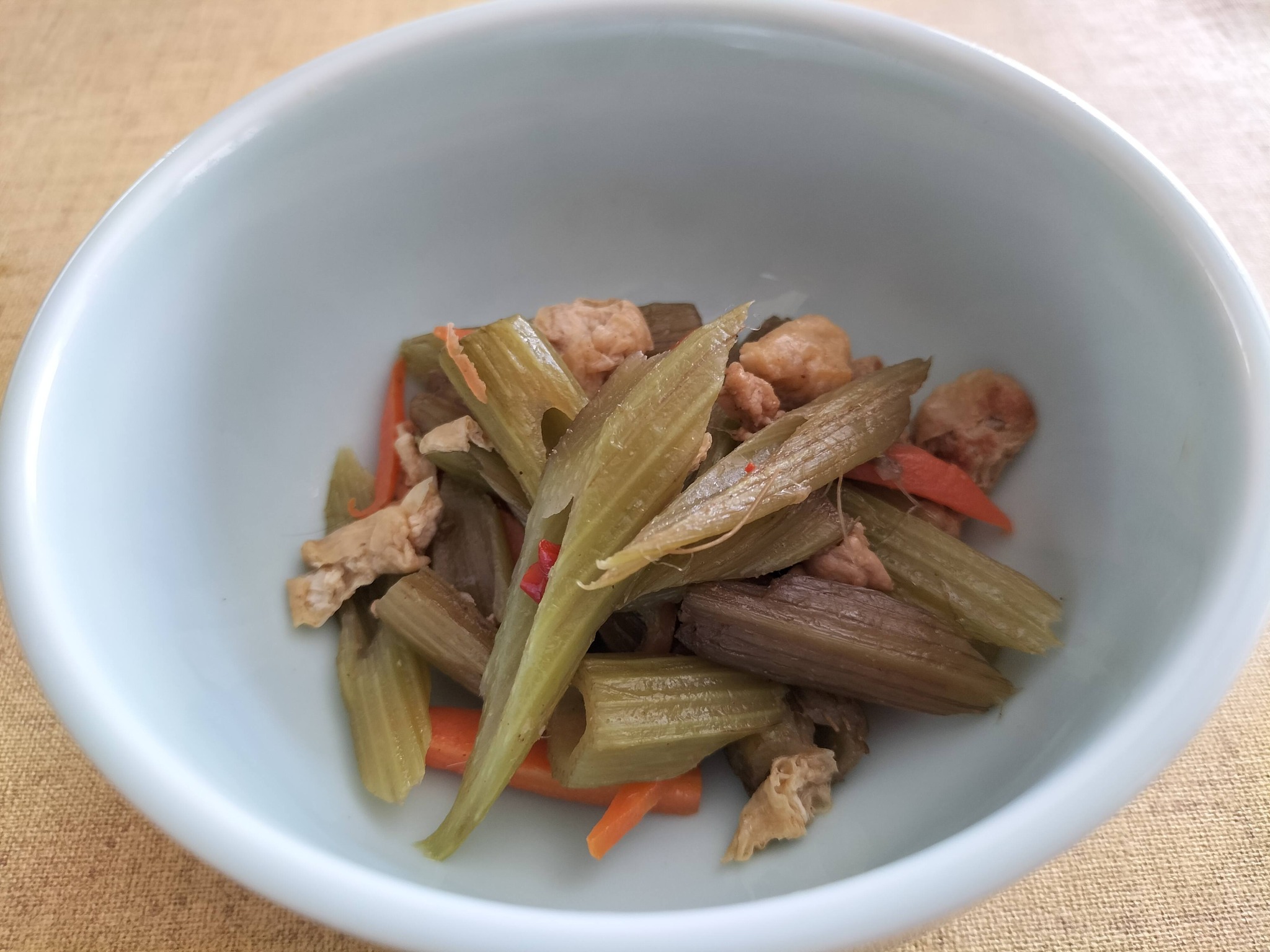 おにぎりのおすすめ朝ごはん：ふきと人参と油揚げの炒め物