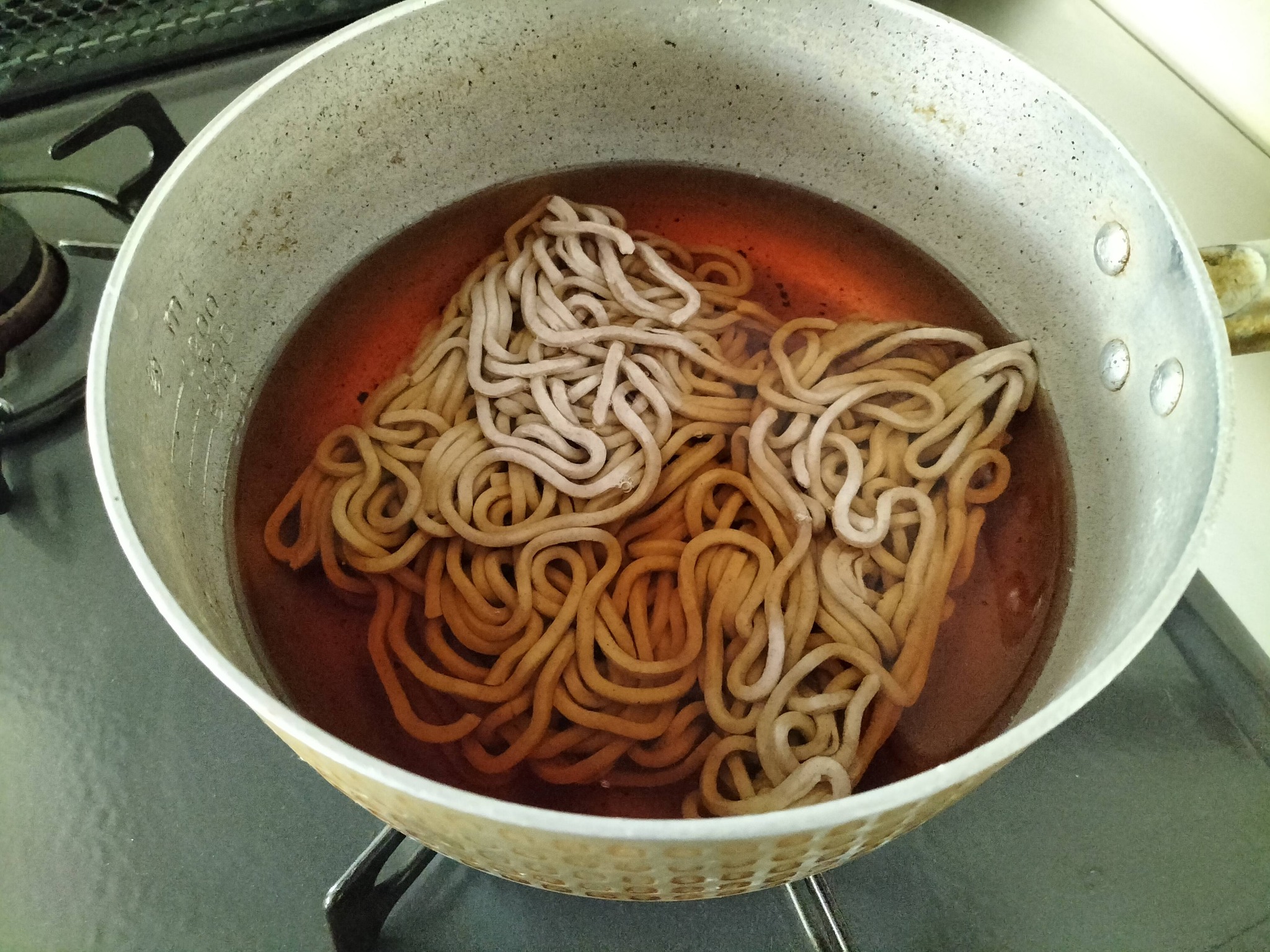 蕎麦を茹でている