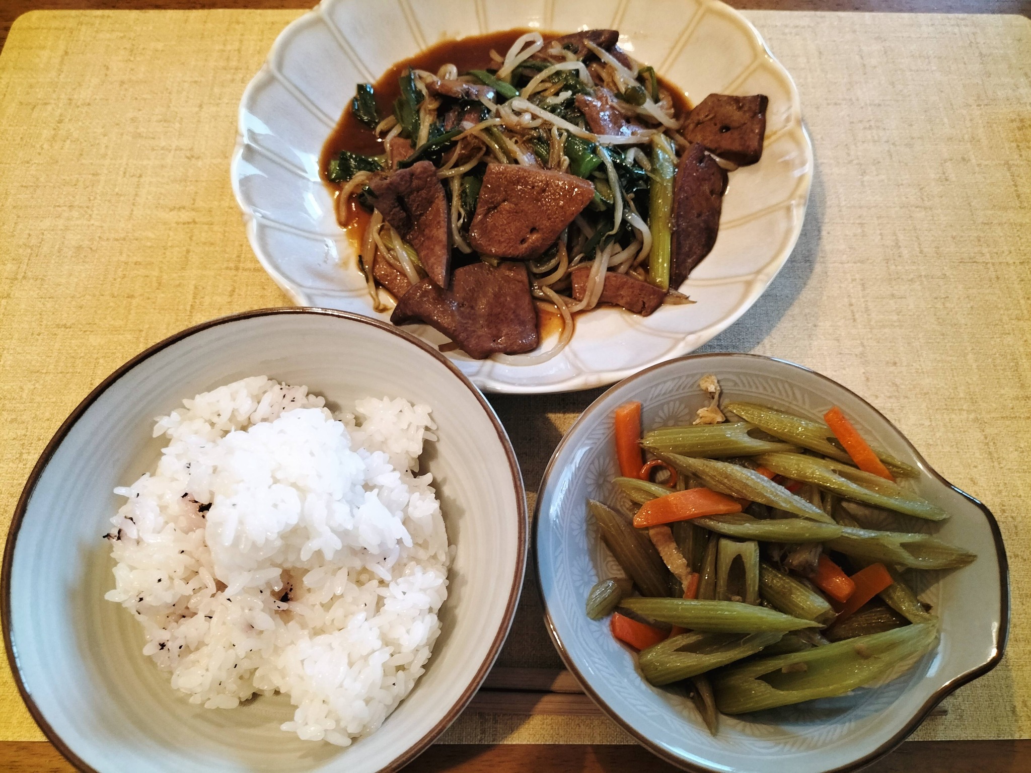 栄養満点のレバニラの献立