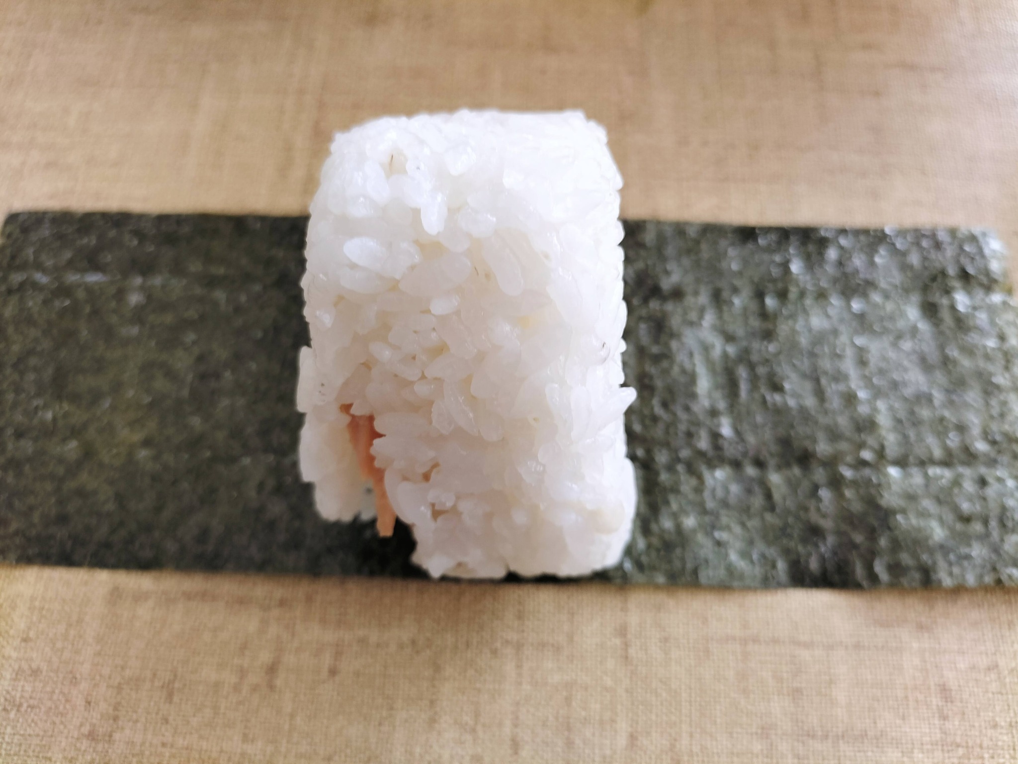 おにぎりに海苔を巻いている