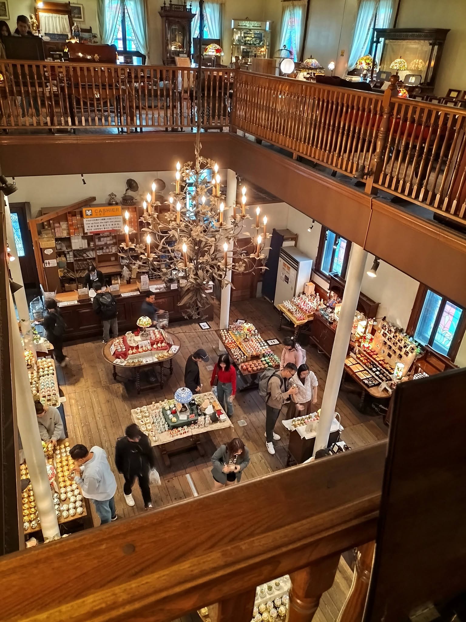 オルゴール堂本館の2階の回廊