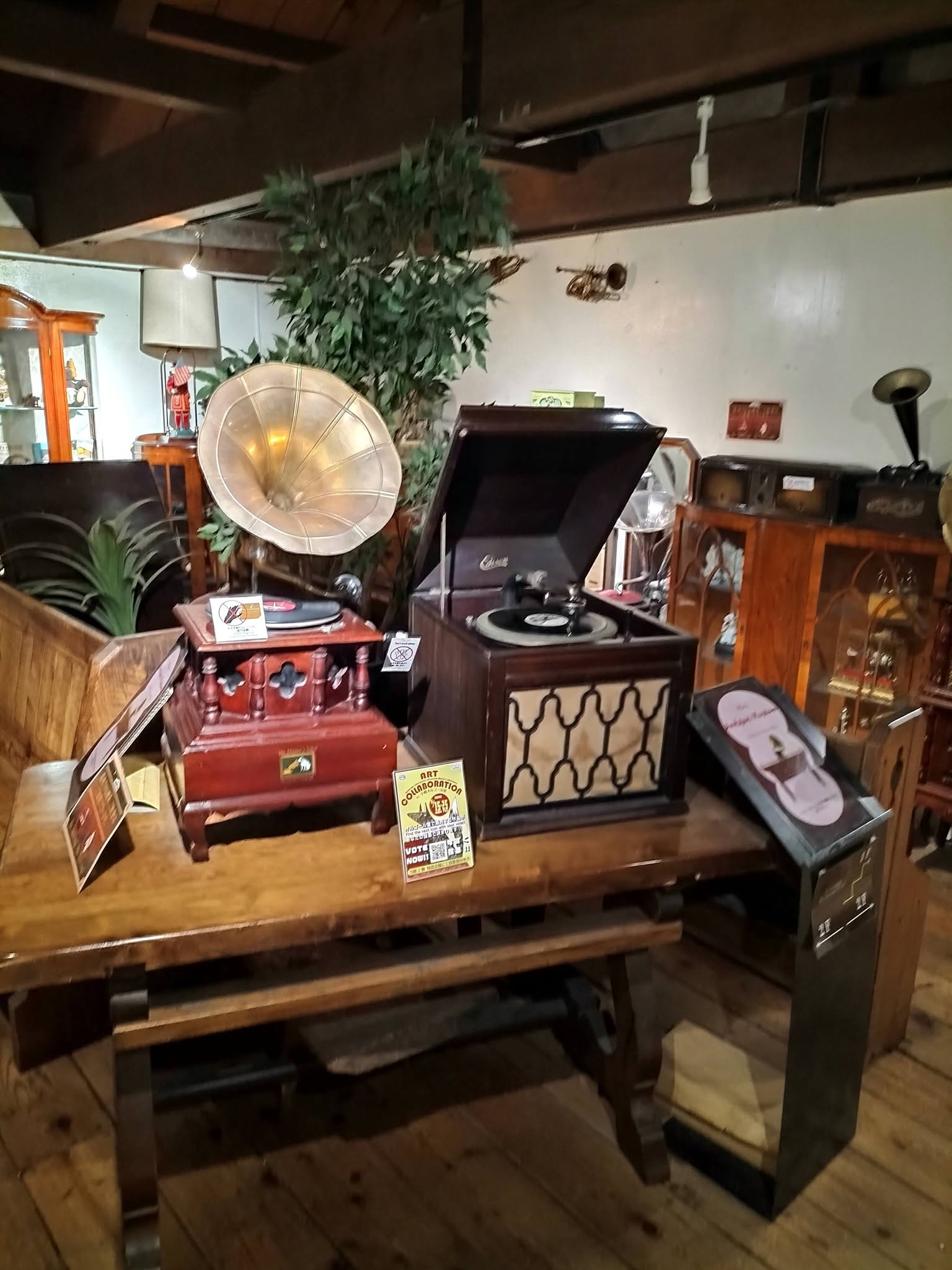 ヨーロッパ製のアンティーク蓄音機
