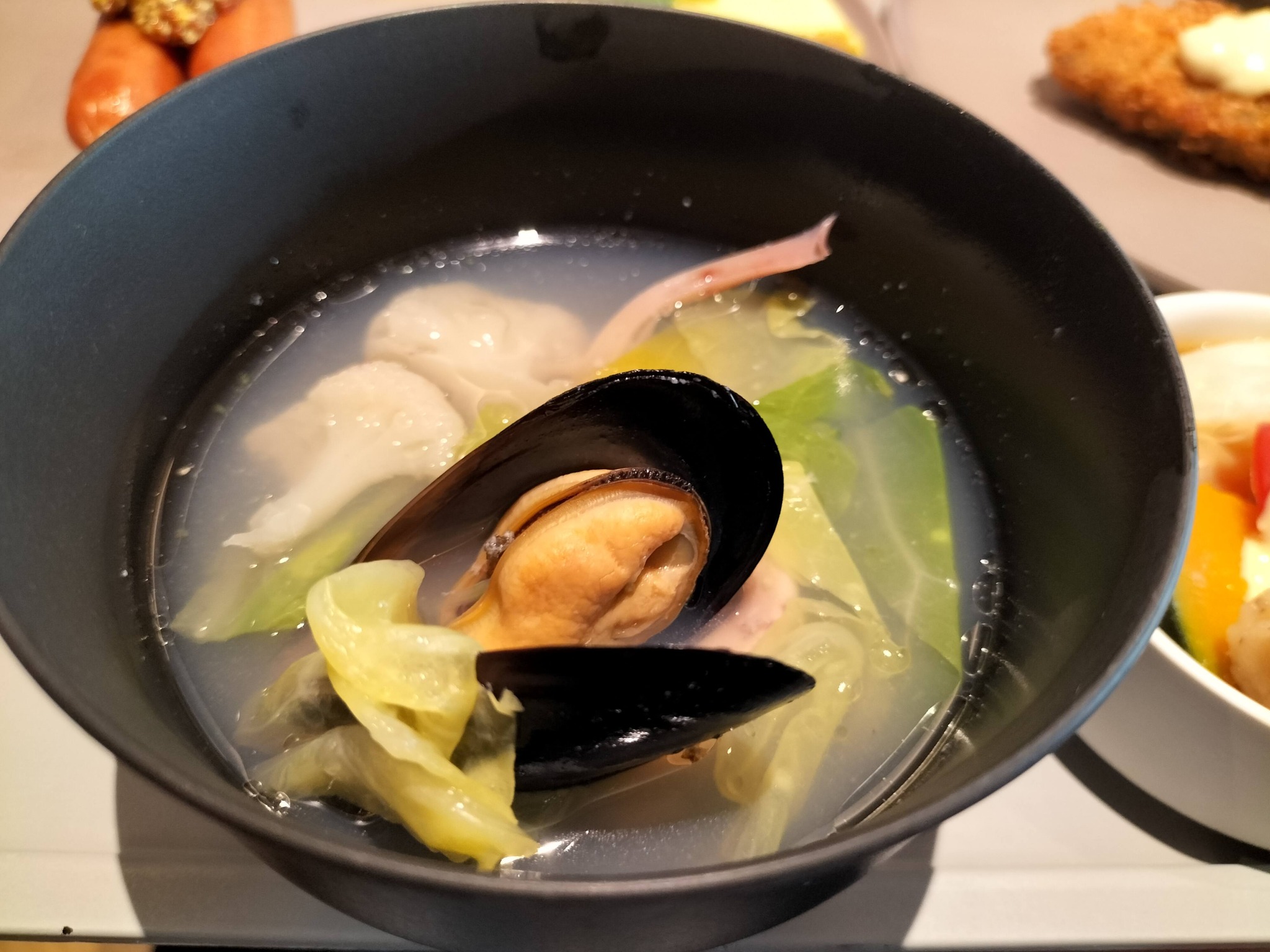 グリッズ プレミアムホテル小樽朝食：イカと帆立のアクアパッツァ